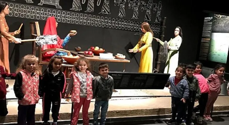 Van Büyükşehir Belediyesi, ‘Müzeler Haftası’ etkinlikleri kapsamında kreş öğrencilerini Van Müzesi ile buluşturdu.
