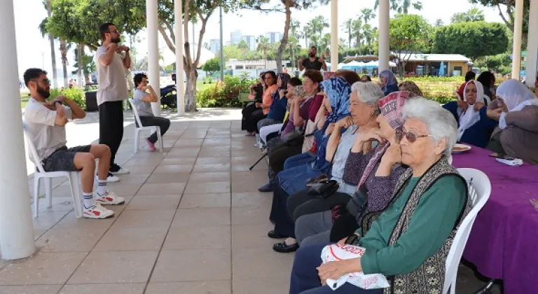 Yaş Almış Vatandaşlar ‘80’ler Etkinliği’nde Bir Araya Geldi