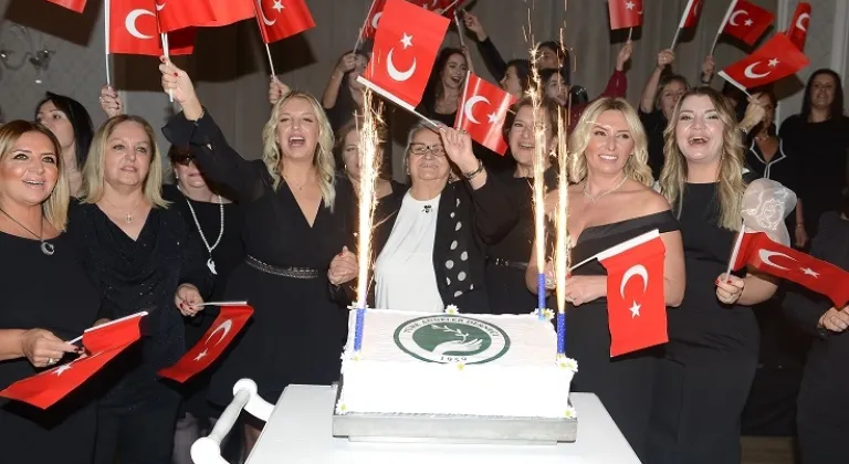 Yaşasın Cumhuriyet!  Annelerden renkli kutlama