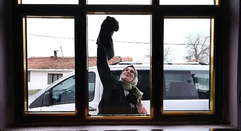 yaşlıların evlerini i̇negöl belediyesi temizliyor