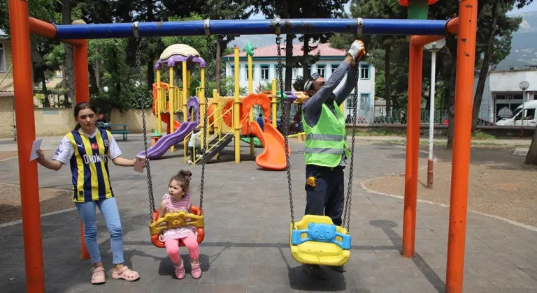 Yaz ayları için parkları hazır hale getiriyor