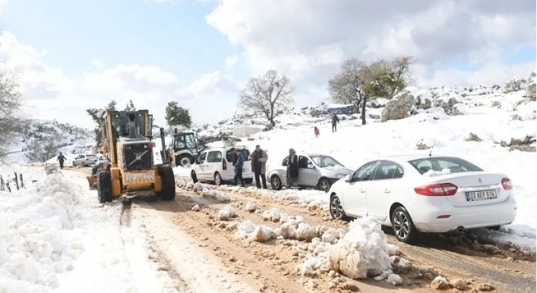 Yenişehir Belediyesinden kar temizleme ve yol açma çalışması