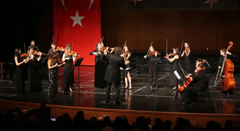 Yıldızlar depremzedeler için sahnede