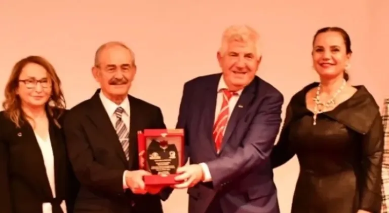 Yılmaz Büyükerşen, Hollanda’dan Altın Lale Ödülü Aldı