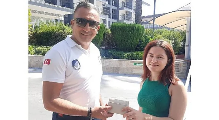 Zabıta personeli kayıp cüzdanı sahibine ulaştırdı
