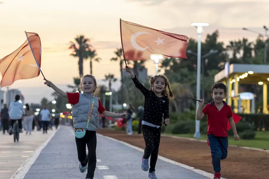 Mersinlilerle Cumhuriyet’in 102. Yılında “Bayrak Yürüyüşü”nde Buluştu