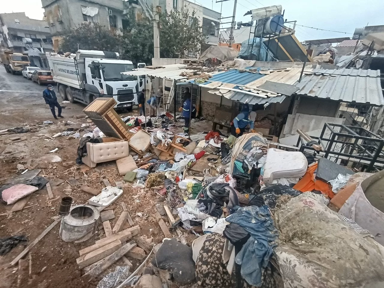 Mersin Akdeniz’de “Çöp Ev” Tamamen Temizlendi