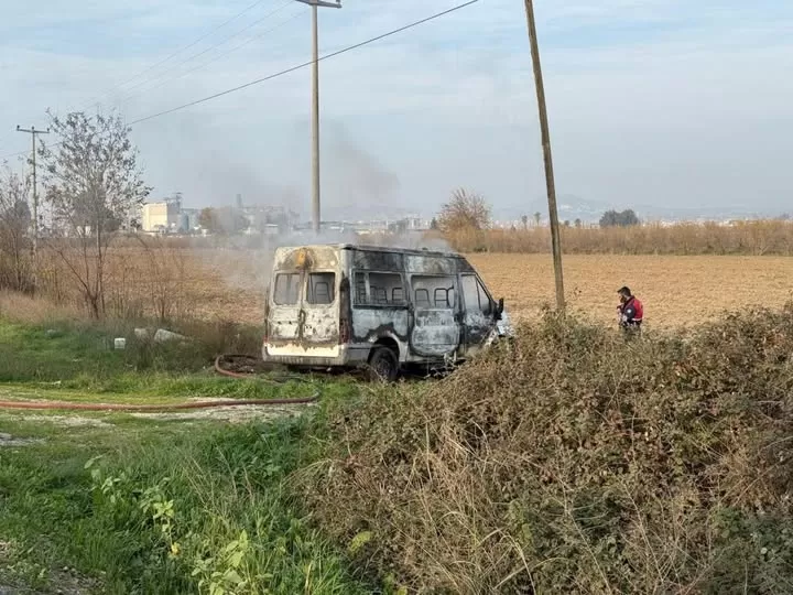 E-5 kenarında kül olmuş minibüs, sabah saatlerinde fark edildi