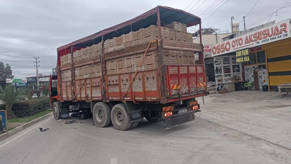 Motosiklet Kamyonun Altına Girdi: Sürücü Ağır Yaralandı