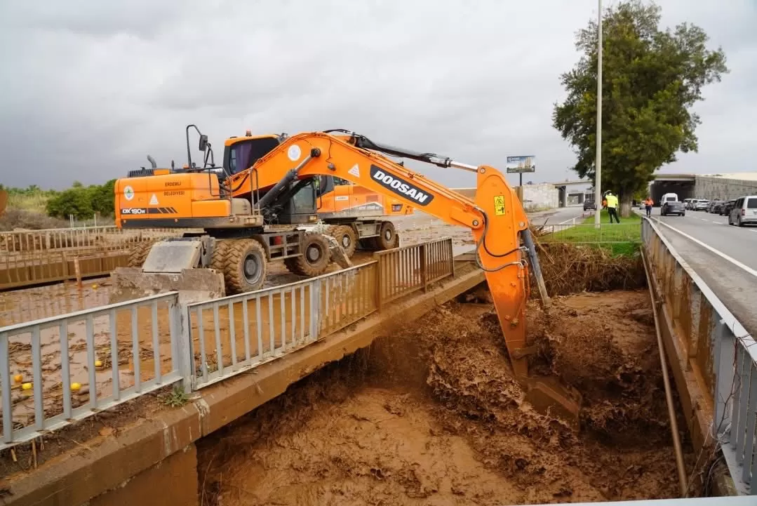 Erdemli’de Sel Felaketi: Dereler Taştı, Köprü Yıkıldı