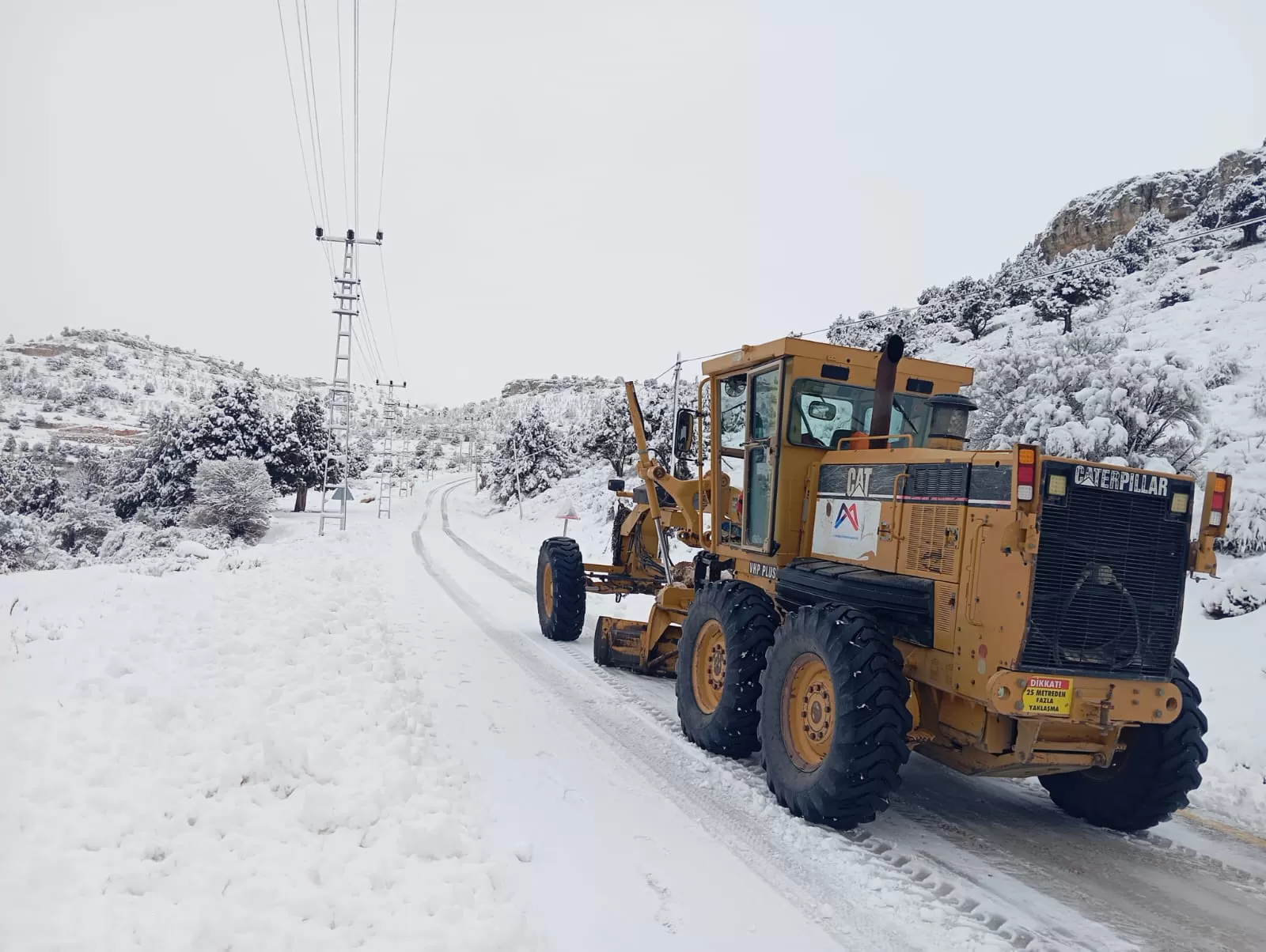 Büyükşehir ekipleri karla mücadeleyi sürdürüyor