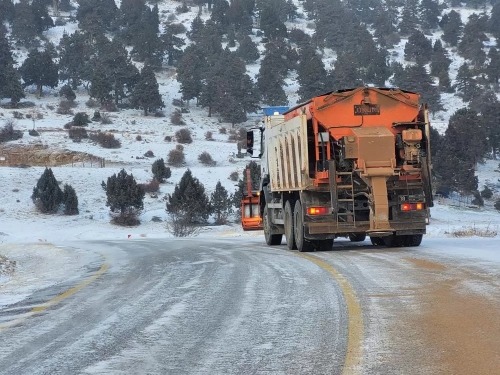 Mut’un Yüksek Kesimlerinde Karla Mücadele Aralıksız Sürüyor