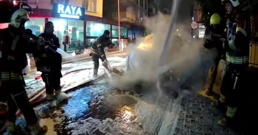 Park Halindeki Elektrikli Araç Alev Aldı, İtfaiye Farklı Yöntem Kullandı