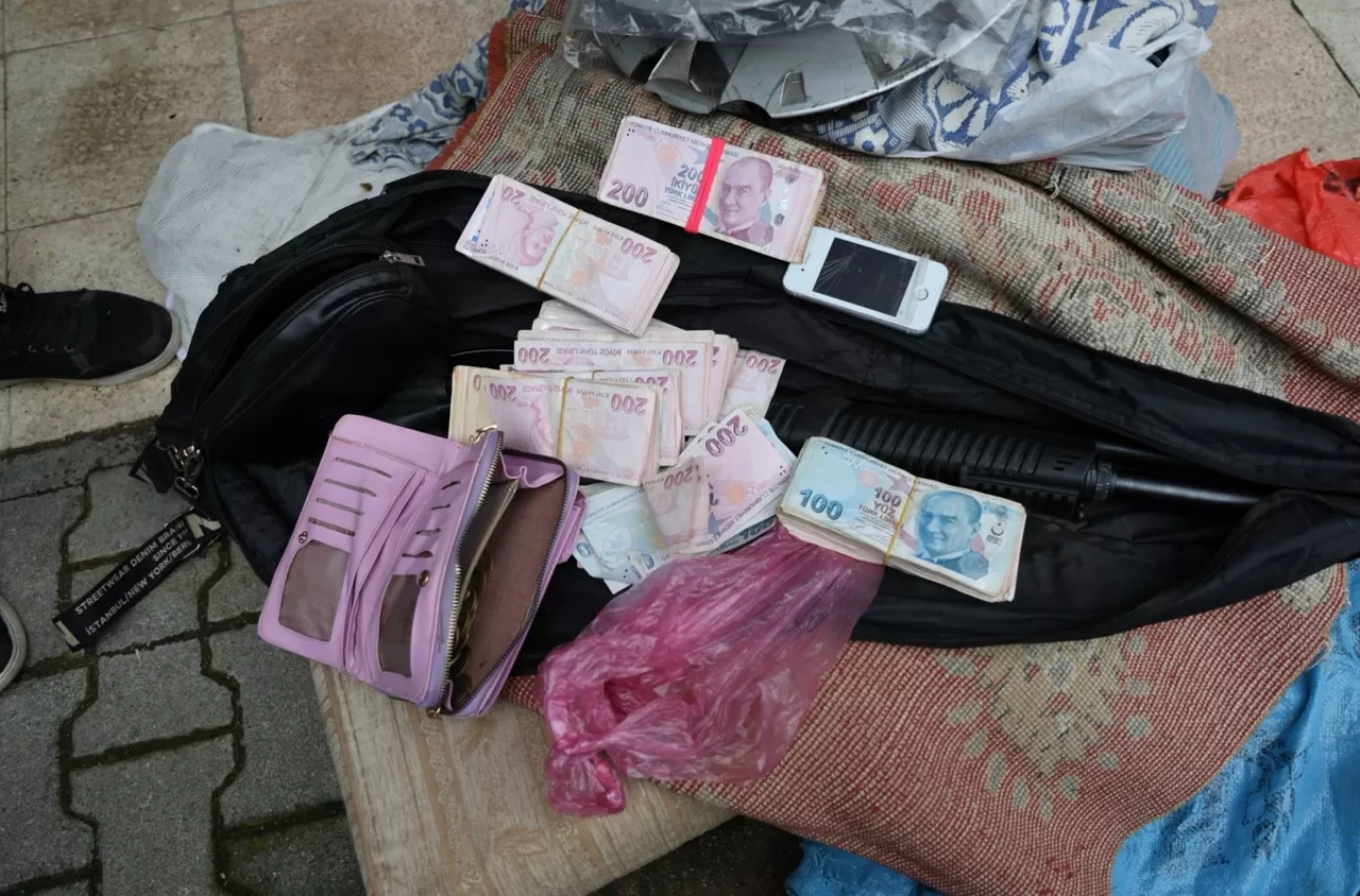 Toroslar’da Çöp Evden Servet Çıktı: 8 Ton Atık, 115 Bin Lira Nakit!