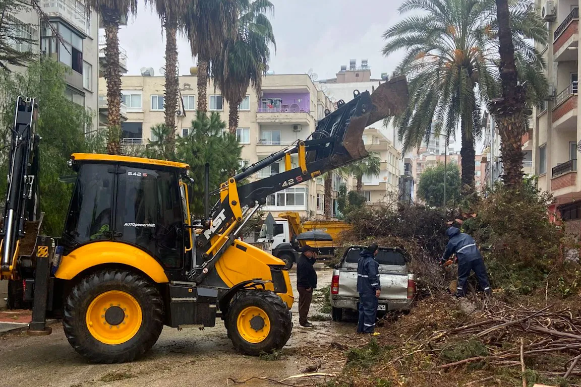 Yenişehir’de Fırtına Geceyi Karıştırdı: Belediye Alarmda