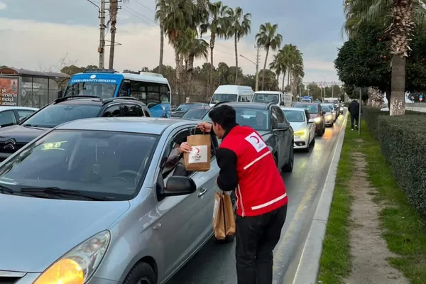 Kızılay’dan Mersin’de “Tam İftar Vaktinde” Etkinliği