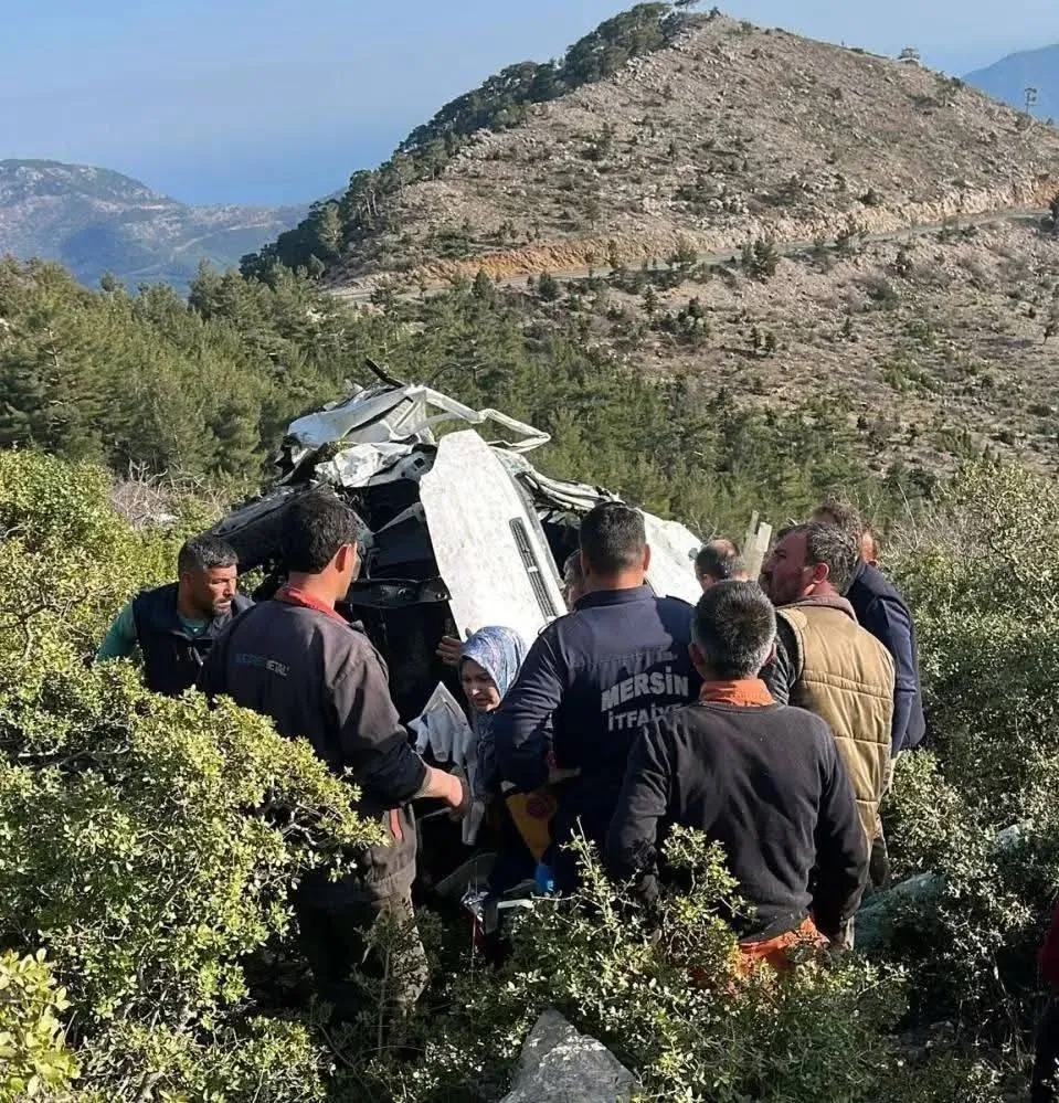 Anamur’da Feci Kaza: İşçi Servisi Uçuruma Yuvarlandı