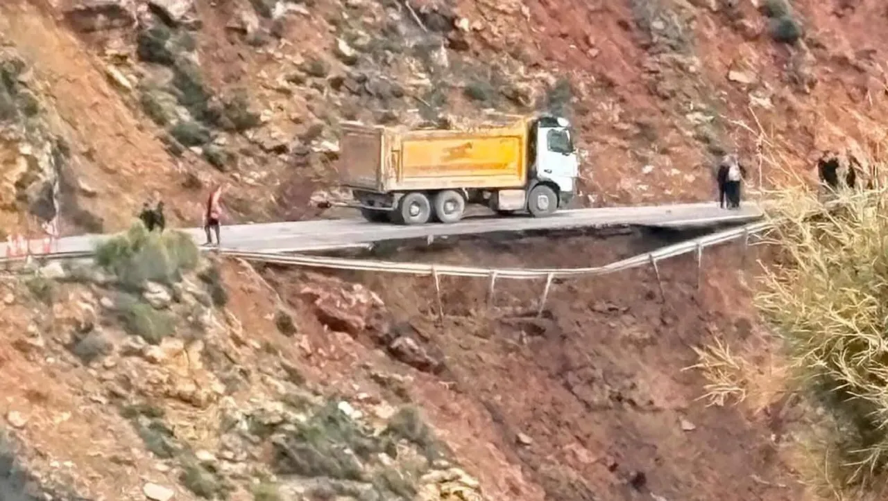 D-400’de Tehlike! Aydıncık Sarıyar’da Yol Yine Çöktü