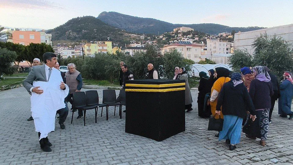 Anamur’da hacı adaylarına Kabe maketiyle uygulamalı eğitim verildi