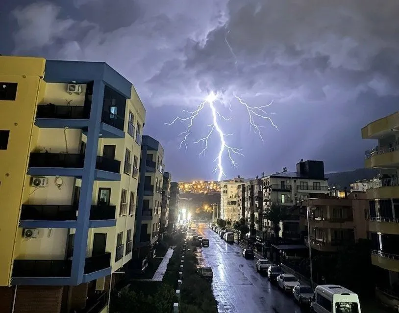 Silifke’de Geceyi Aydınlatan Şimşekler Kamerada